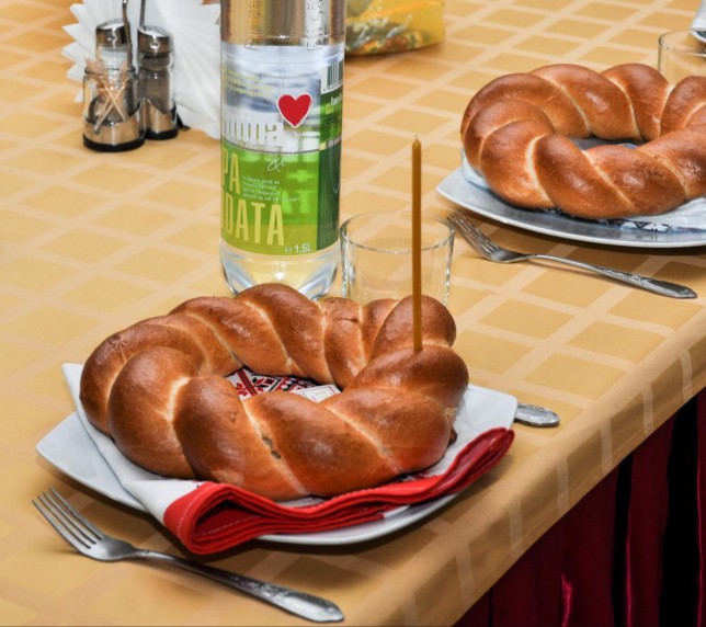 Colaci rumeni proaspeti deliciosi de calitate superioară de la o brutărie privată la preț accesibil