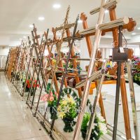 Ритуальные товары в ассортименте: гробы, венки, кресты. одежда и обувь, похоронные принадлежности